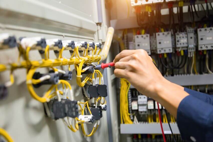 Técnico realizando mantenimiento eléctrico en comunidad de propietarios